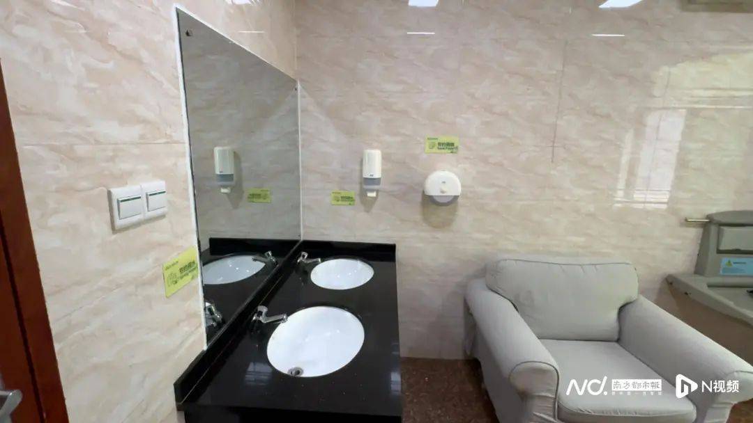 座椅松動(dòng)、護(hù)理臺(tái)發(fā)霉!深圳部分母嬰室管理堪憂<strong></p>
<p>母嬰護(hù)理
</strong>,部門回應(yīng):母嬰護(hù)理