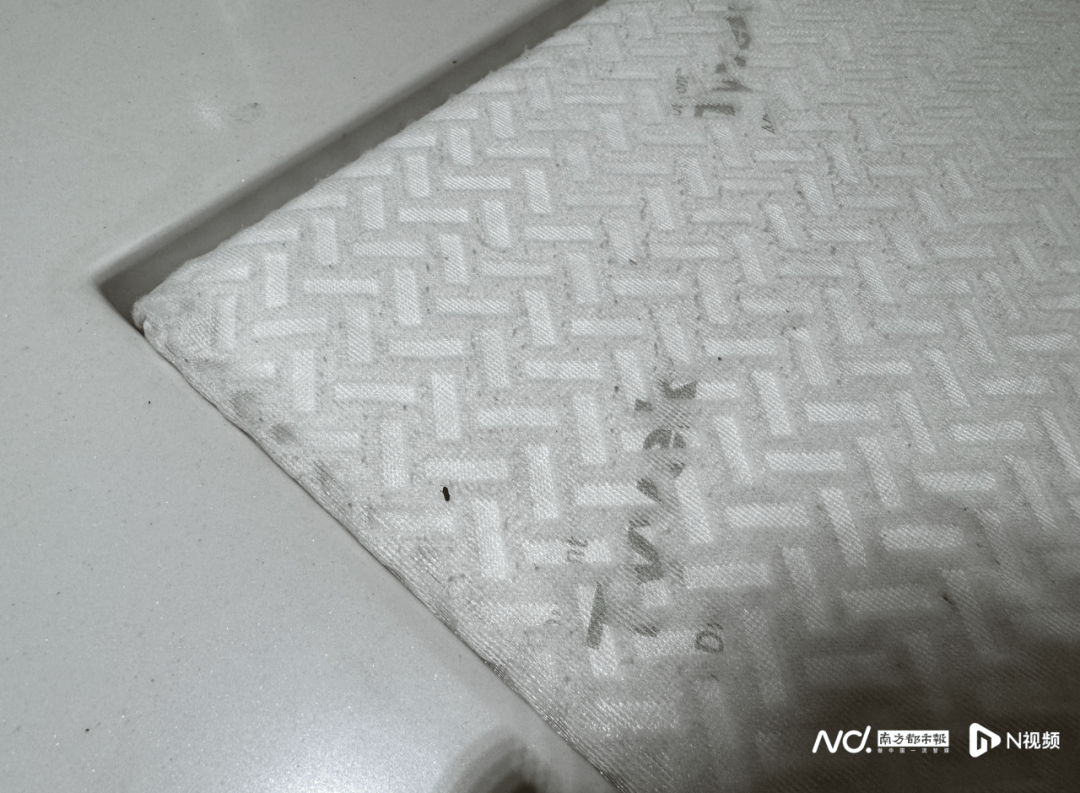 座椅松動(dòng)、護(hù)理臺(tái)發(fā)霉!深圳部分母嬰室管理堪憂<strong></p>
<p>母嬰護(hù)理
</strong>,部門回應(yīng):母嬰護(hù)理