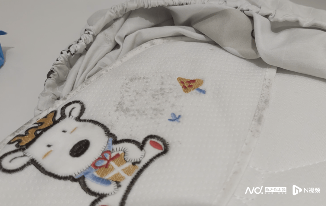 座椅松動(dòng)、護(hù)理臺(tái)發(fā)霉!深圳部分母嬰室管理堪憂<strong></p>
<p>母嬰護(hù)理
</strong>,部門回應(yīng):母嬰護(hù)理