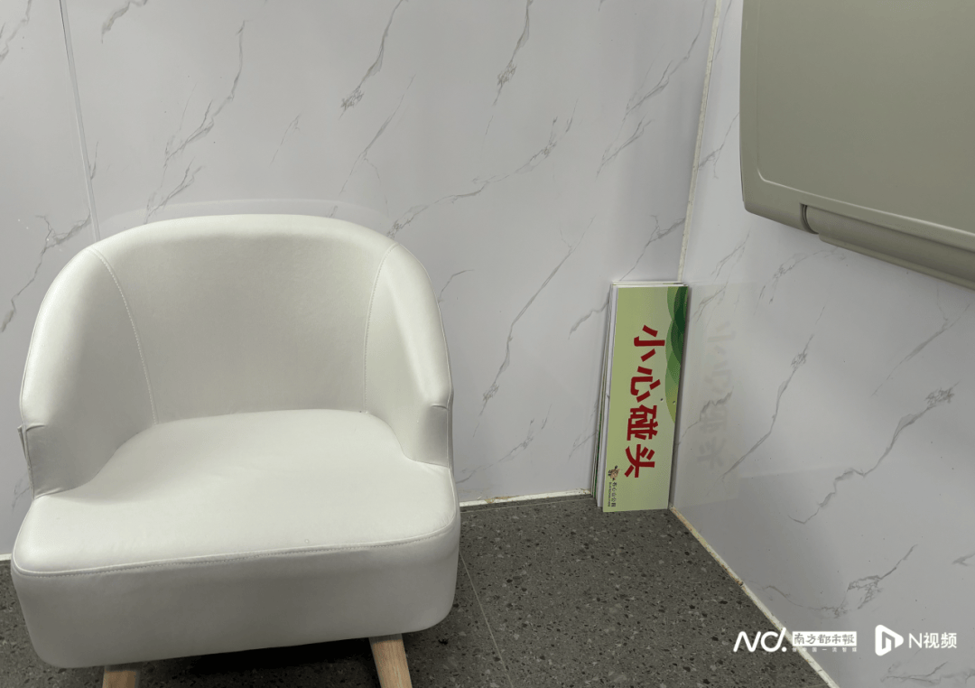 座椅松動(dòng)、護(hù)理臺(tái)發(fā)霉!深圳部分母嬰室管理堪憂<strong></p>
<p>母嬰護(hù)理
</strong>,部門回應(yīng):母嬰護(hù)理