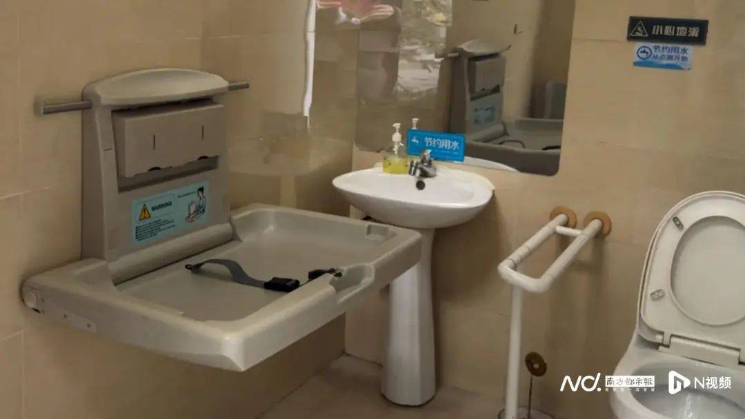 座椅松動(dòng)、護(hù)理臺(tái)發(fā)霉!深圳部分母嬰室管理堪憂<strong></p>
<p>母嬰護(hù)理
</strong>,部門回應(yīng):母嬰護(hù)理