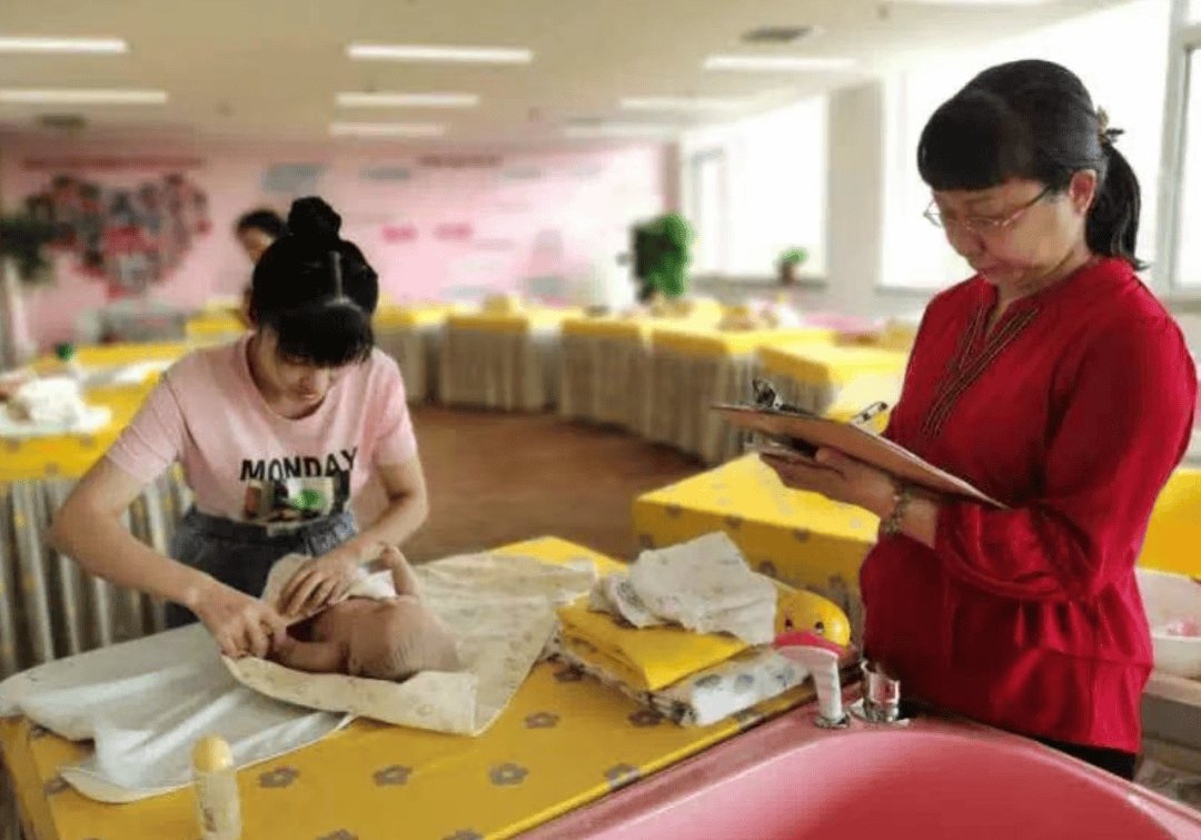 【匯蘇馨巾幗家政】 肖煥:母嬰護(hù)理<strong></p>
<p>母嬰護(hù)理
</strong>,以愛為本:母嬰護(hù)理