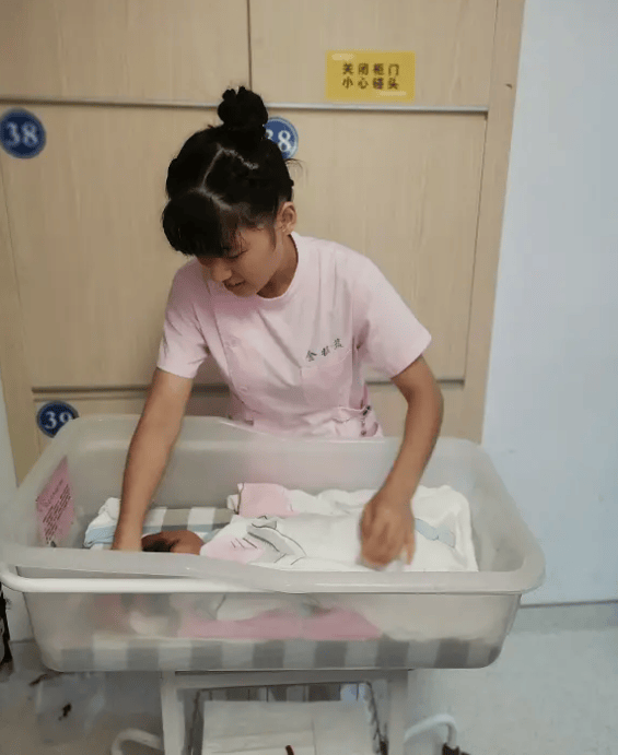 【匯蘇馨巾幗家政】 肖煥:母嬰護(hù)理<strong></p>
<p>母嬰護(hù)理
</strong>,以愛為本:母嬰護(hù)理