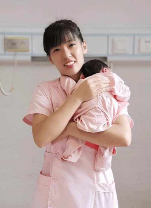 【匯蘇馨巾幗家政】 肖煥:母嬰護(hù)理<strong></p>
<p>母嬰護(hù)理
</strong>,以愛為本:母嬰護(hù)理